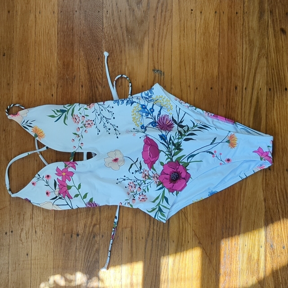 Cupshe One Piece Swimsuit - Picture 4 of 5